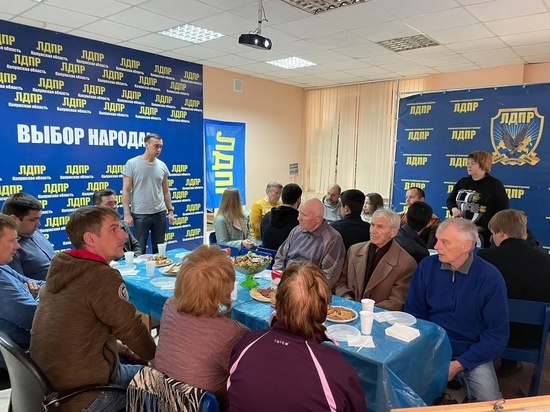 Калужское отделение ЛДПР организовало 40-дневные поминки по Жириновскому
