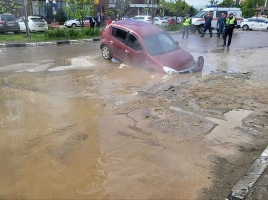 В результате коммунальной аварии в Тамбове в провал на дороге провалилась иномарка