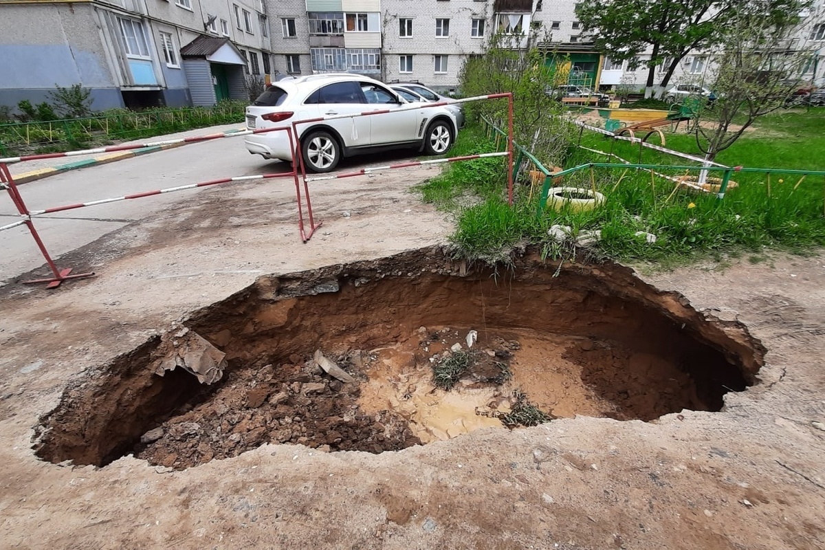 В Тверской области опять появилась яма во дворе, где раньше было болото -  МК Тверь