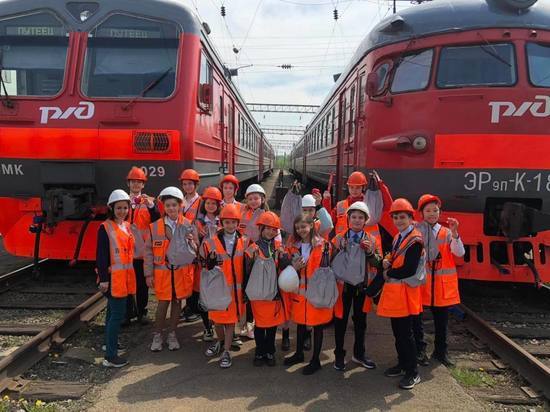 В рамках акции по предупреждению травматизма железнодорожники организовали экскурсию в депо для иркутских лицеистов