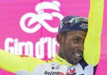 Трагедией могло завершиться историческое событие в многодневке «Джиро д'Италия». Эритрейский велогонщик Биниам Гирмей стал первым темнокожим спортсменом-победителем этапа соревнований, но во время празднования неудачно открыл бутылку шампанского, из-за чего досрочно завершил выступления в многодневной гонке. «МК-Спорт» расскажет, что случилось.
