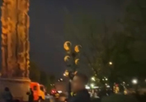 Мужчине, который 17 мая покорил вершину памятника «Дружба навеки» в центре Москвы, грозит до 15 суток ареста