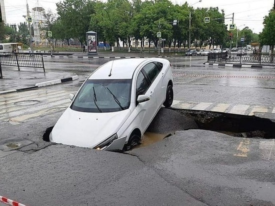 В Ростове автомобиль провалился в огромную яму