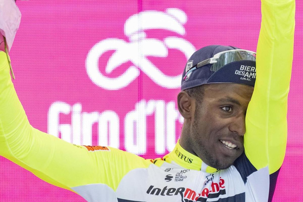 Велогонщик Биниам Гирмей стал первым темнокожим победителем этапа многодневки «Джиро д'Италия»