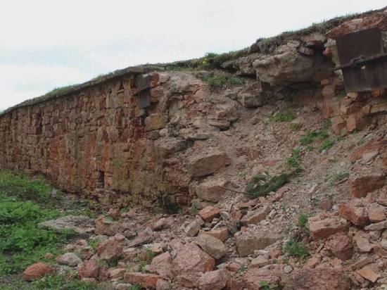 Фрагмент древней стены обрушился в Великом Новгороде