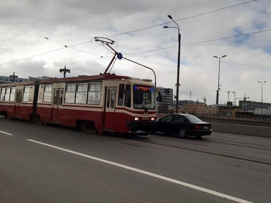 Трамваям придется объезжать проспект Стачек из-за ремонта путей