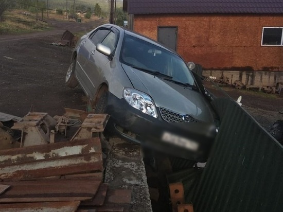 Водитель Toyota Corolla в Братске врезался в забор и скрылся