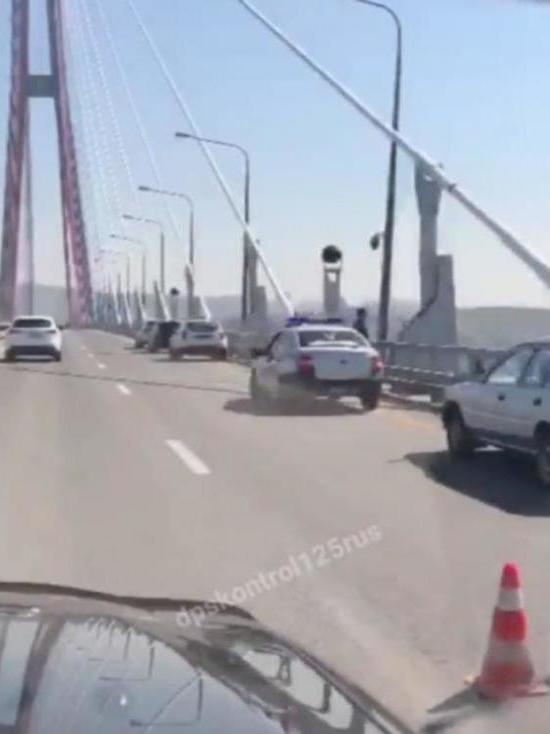 Очевидец рассказал о падении человека с моста на остров Русский