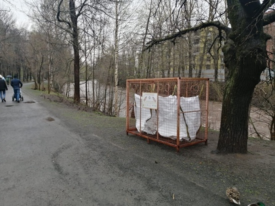 В парках столицы Карелии появились накопители для сбора пластиковых бутылок