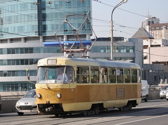 Кондуктор выгонял из екатеринбургского трамвая девочку, оплатившую проезд