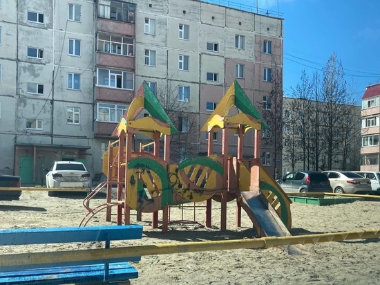 Переломанную детскую площадку в Ноябрьске восстановят после жалобы в соцсети