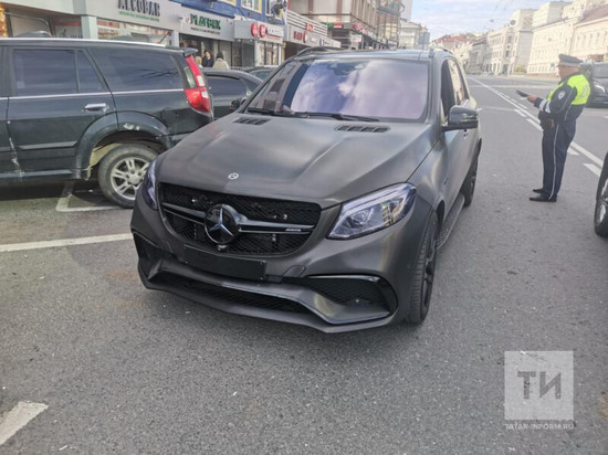 В центре Казани арестовали водителя сильно тонированного авто