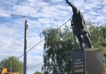 В Интернете появились кадры сноса памятника князю Александру Невскому, установленного в Харькове