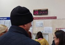 В отделении УФМС Московского района, расположенного на улице Типанова, 3, не первый день собираются огромные очереди. Люди вынуждены тратить по несколько дней, чтобы получить заграничный паспорт. Об этом рассказал корреспондент «МК в Питере».