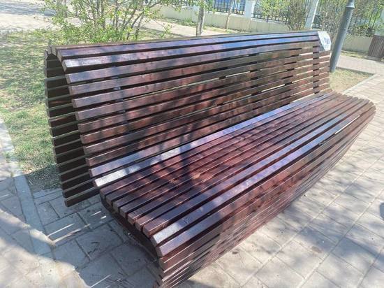 Сломанные скамейки отремонтировали на площади Декабристов в Чите