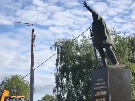 В Харькове украинцы снесли памятник Александру Невскому