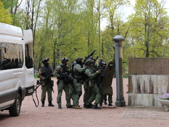 Спецназ Росгвардии «обезвредил террористов» на учениях в Русском музее
