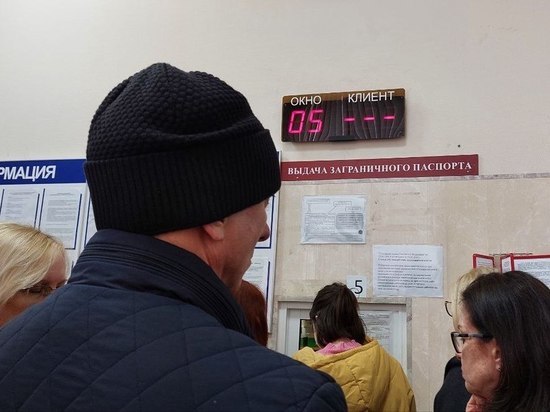 Петербуржцы пожаловались на очереди за загранпаспортами в УФМС Московского района