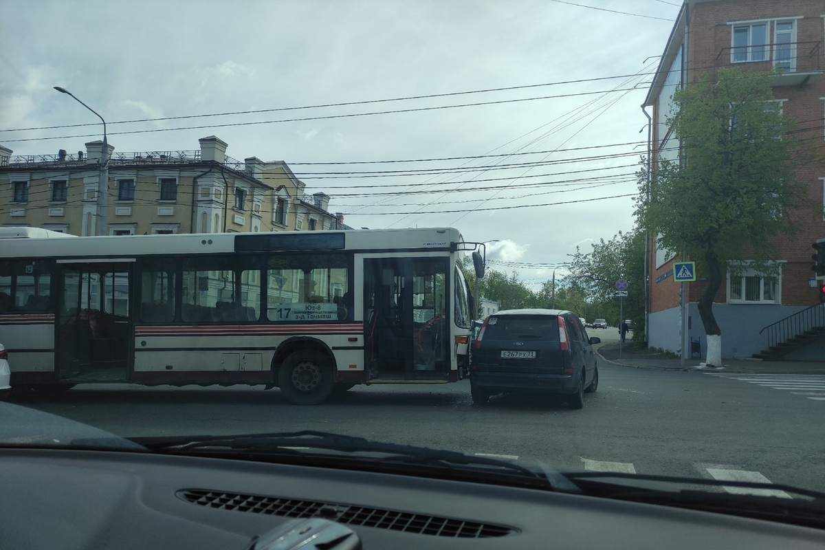 На Гагарина произошло ДТП с автобусом, пострадал ребенок - МК Владимир