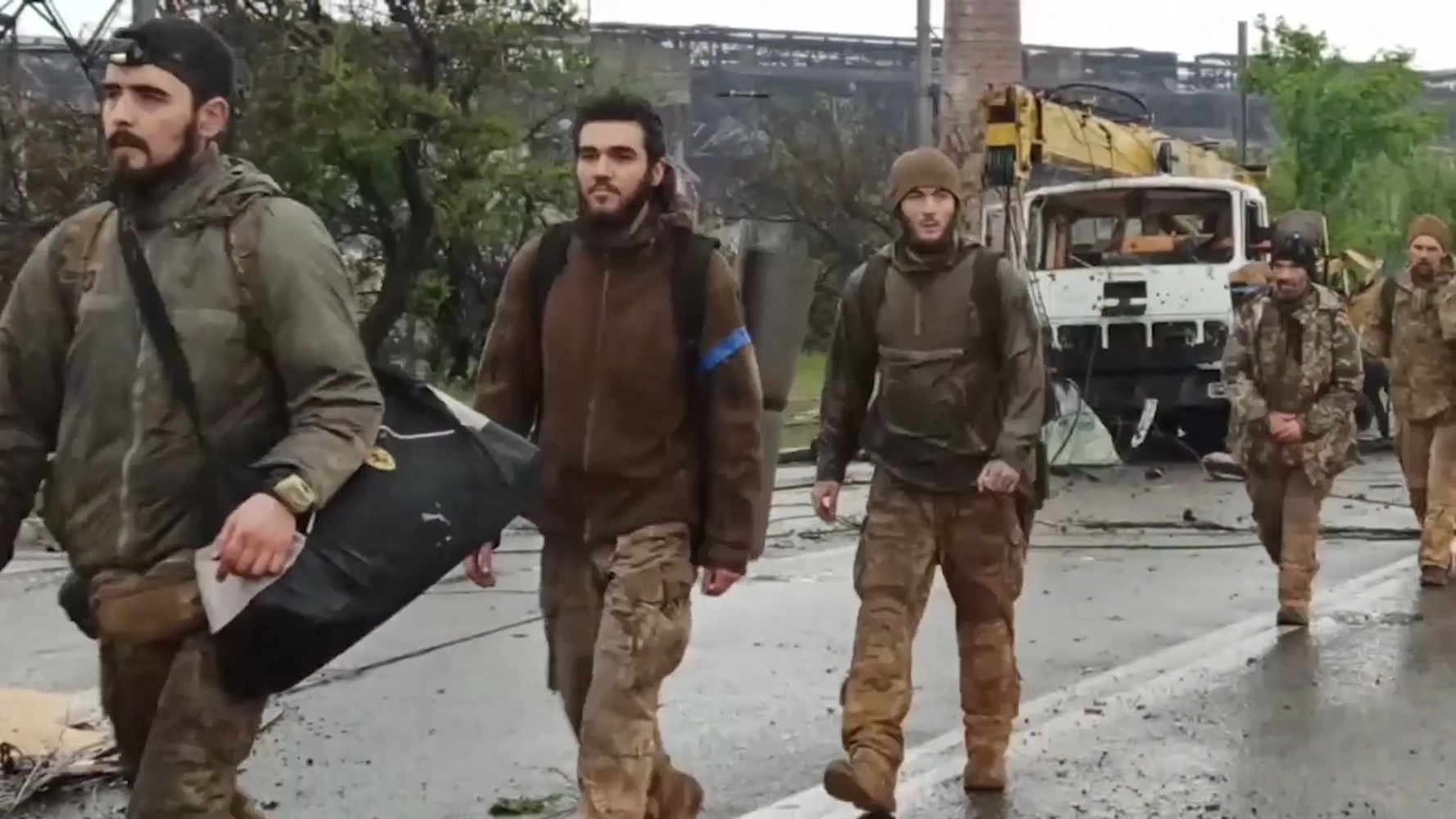 Дождь и поднятые руки: появились кадры сдачи боевиков на "Азовстали"