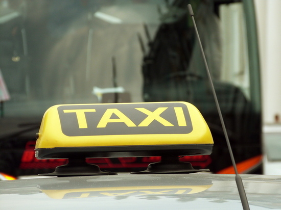 Нелегальные таксисты заполонили дорогу у Площади Александра Невского