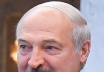 Президент Белоруссии Александр Лукашенко заявил, что на фоне развития союзных отношений возглавляемого им государства с Россией предпринимаются попытки "взбаламутить народ и там, и здесь" высказываниями, что одна из стран теряет независимость и поглощается другой