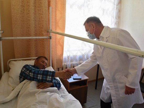 Раненого в Курске воронежца навестил в больнице губернатор Роман Старовойт