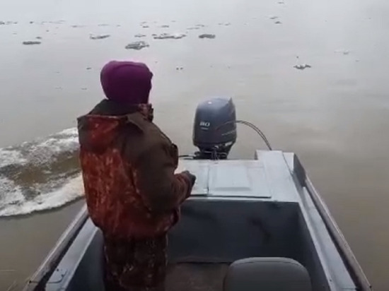 В лодке закончилось топливо: на Ямале спасатели отшвартовали на берег мужчину