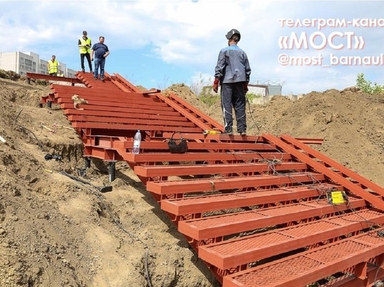 В Барнауле оборудуют лестницы для пешеходов на время ремонт моста у Нового рынка