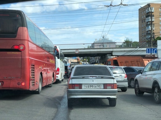 Из-за ремонта контактной сети на Московском шоссе в Рязани собралась пробка