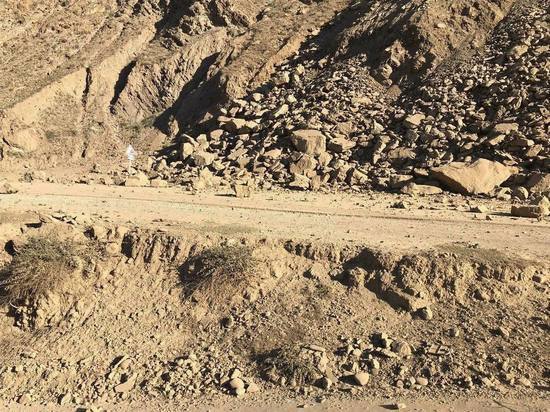 Скальная порода обвалилась на автодорогу в горах Дагестана