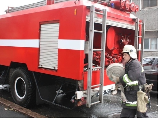 Пожарные тушат 200 «квадратов» кровли склада на Васильевском острове