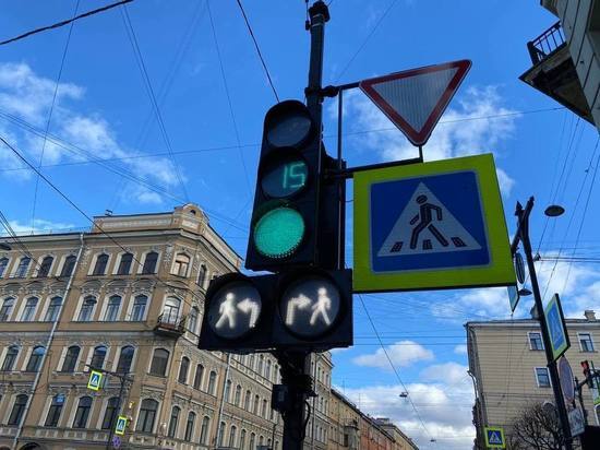 В Петербурге начали установку новых светофоров в семи районах города