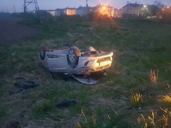 Автомобиль такси перевернулся в результате ДТП на юге Сахалина