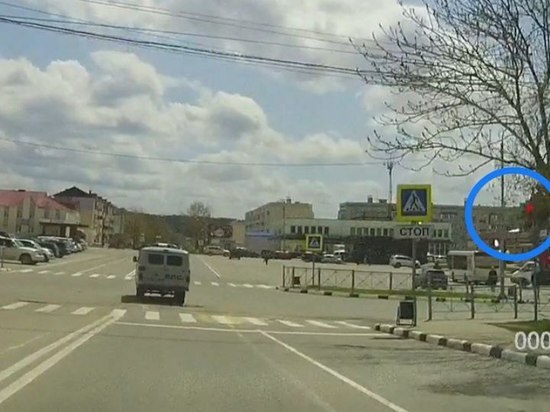Полицейский на Сахалине получил штраф за проезд на красный свет
