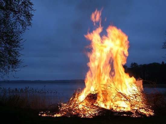 Тайга горит: очевидцы засняли крупный лесной пожар в Кузбассе