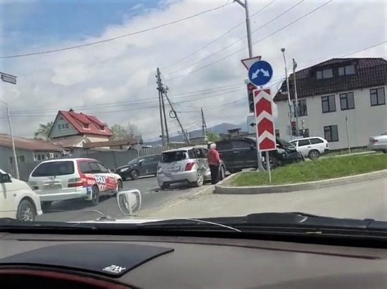 Автомобили Subaru Forester и Toyota Ist столкнулись на перекрестке в Южно-Сахалинске