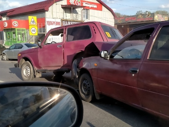 Под Курском легковушка Daewoo лихо влетела в зад внедорожнику «Нива»