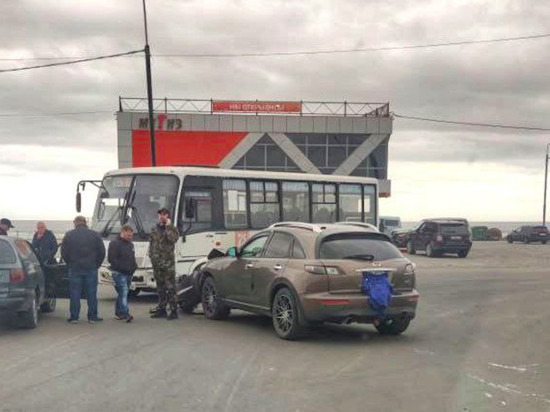 Водитель Infinity въехал в пассажирский автобус на Сахалине