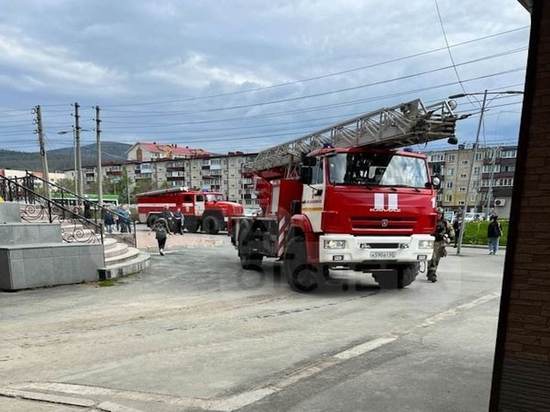 Торговый центр в Южно-Сахалинске эвакуировали из-за пожара