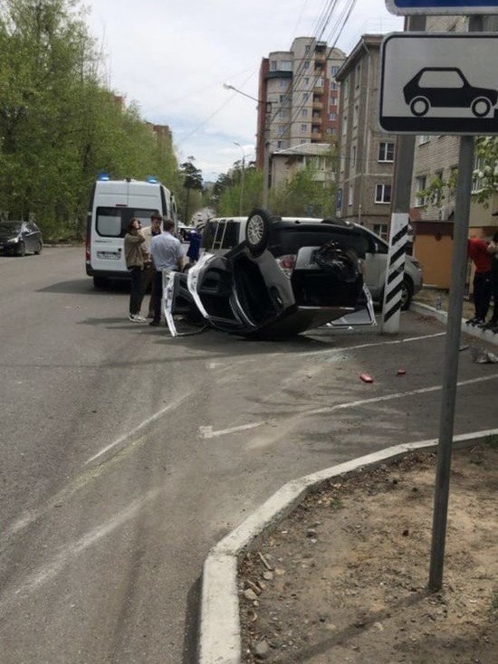 Автомобиль перевернулся возле «Обувного каскада» на Нечаева в Чите