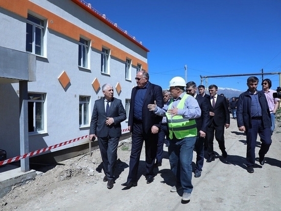 Премьер Дагестана осмотрел социальные объекты в селе Тинди