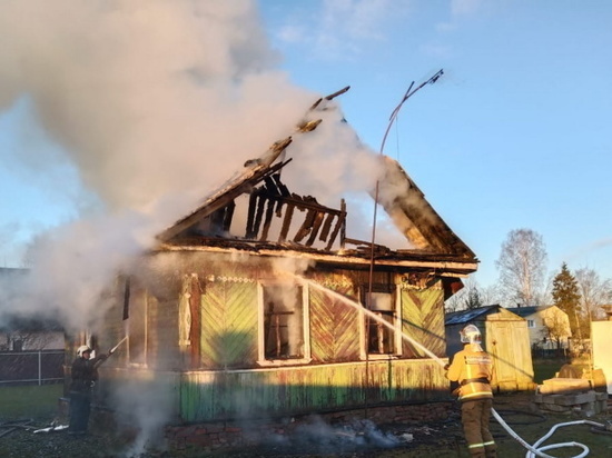 Пожарные час тушили полыхающий дом в Токсово