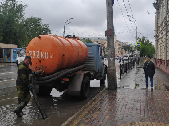 В Астрахани коммунальщики устраняют последствия сильного дождя
