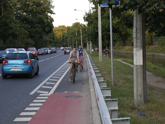 Утром пятницы петербуржцы отправились на работу на велосипеде