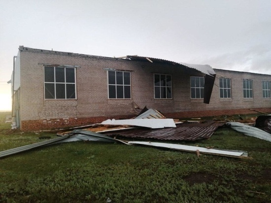 В двух районах Башкирии порывом ветра сорвало крышу с гаража и дома