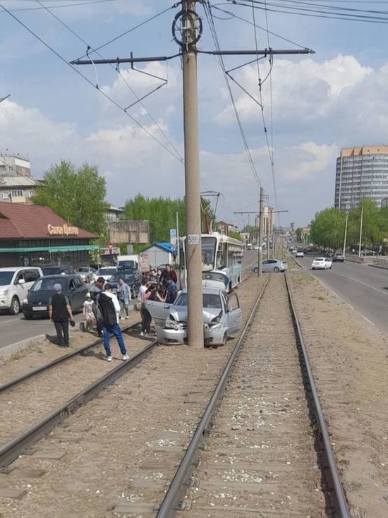 В Улан-Удэ Toyota Runx заблокировала движение на трамвайных путях