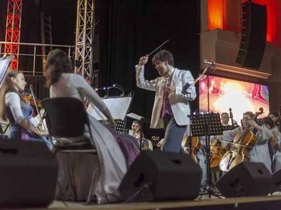 Хиты итальянской и французской эстрады в исполнении симфонического оркестра представят петербуржцам