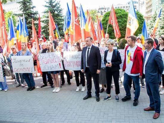20 мая перед зданием Министерства сельского хозяйства и пищевой промышленности Молдовы прошел митинг протеста против роста цен на продукты питания, организованный Партией социалистов Республики Молдова