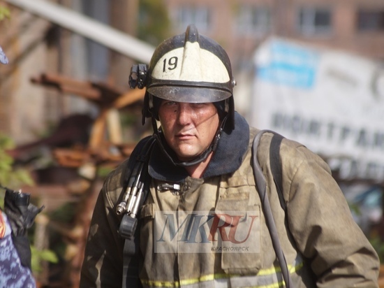 3 человек спасли пожарные из страшного пожара в 10-этажке на улице Молокова в Красноярске